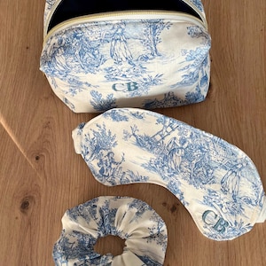 Set voyage trousse de toilette / masque de nuit / chouchou  - Toile de Jouy - bleu et blanc - broderie des initiales en option
