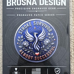 Può includere: Una toppa circolare blu con un grafico di una fenice, il testo STROKE SURVIVOR REBOOT SUCCESSFUL e un piccolo cuore. La toppa è montata su una carta nera BROSNA DESIGN con icone per incisione laser, prodotto in Virginia e costruito per durare.