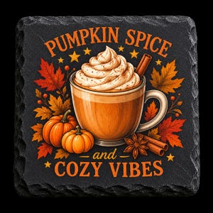 Könnte beinhalten: Ein quadratischer Untersetzer aus schwarzem Schiefer mit einer Grafik eines Bechers voll Kürbisgewürz-Latte, garniert mit Schlagsahne und einer Zimtstange. Der Text lautet PUMPKIN SPICE und COZY VIBES, umgeben von Kürbissen und Herbstblättern.