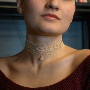 サーモンピンクビーズチョーカーネックレス（パールディテール付き） - 調節可能なブライダル＆ブライズメイドジュエリー、シングルパールネックレス