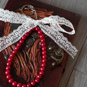 Eleganter weinroter Perlen Taschenanhänger – Luxus Handtaschen Accessoire, Taschenbaumler, Schlüsselanhänger, Gepäckanhänger, niedlicher Schlüsselanhänger, stilvoller Taschenanhänger