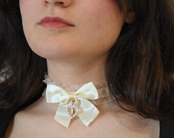 Gotycki, kremowy, koronkowy choker, choker z kokardą, choker z wisiorkiem w kształcie serca, romantyczny naszyjnik w stylu lolita, uroczy naszyjnik Y2K, aksamitny choker z wstążką, Victor