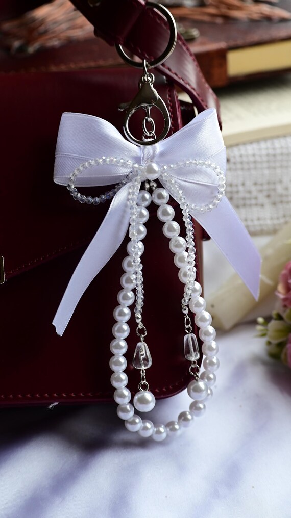 ホワイトリボンキーホルダー - パールリボンバッグチャーム