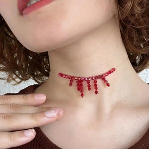 Bloeddruipende vampierketting met rode kristallen hanger