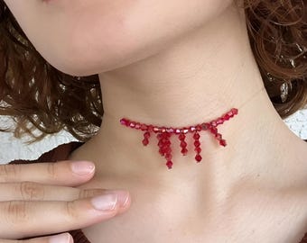 Collar de vampiro goteando sangre con colgante de cristal rojo