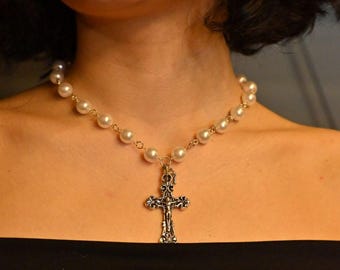 Collar de cruz con perlas y letras, collar de cruz con perlas, collar de cruz, colgante de cruz hecho a mano, joyería cristiana, collar de cruz con perlas