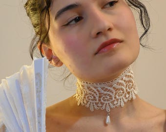 Viktorianisch Angehauchtes Choker Halsband mit weißer Spitze und Glasperlen | Breiter Braut Cameo Kragen für Renaissance Fair & Cottagecore Dreams