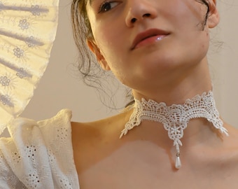 Viktorianisch Angehauchtes Choker Halsband mit weißer Spitze und Glasperlen | Breiter Braut Cameo Kragen für Renaissance Fair & Cottagecore Dreams