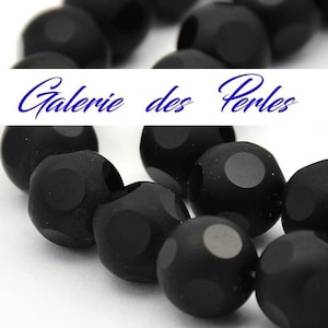 Peut inclure: Un brin de perles noires facettées. Les perles ont une finition mate et sont de forme ronde.
