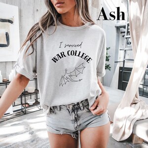 Koszulka I Survived War College Koszulka Fantasy Bookish Koszulka Dragon Riders Koszulka Book Lover Gift Romantic Fantasy Merch Koszulka New Adult Book