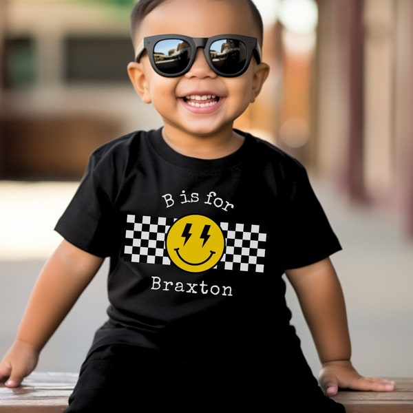 Gepersonaliseerde peuter jongen & meisje shirt, aangepaste naam smiley grafisch T-shirt, geruit peuter T-shirt Edgy, coole kinderkleding initialen aangepaste cadeau