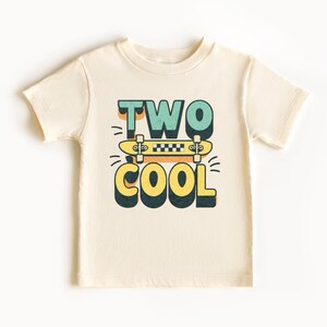 2 つのクールな幼児の誕生日シャツ、2 歳の誕生日衣装の女の子と男の子の T シャツ、レトロなスケートボードのチェック柄 T シャツ、パーティー衣装の面白いギフト T シャツ