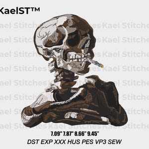 Op de afbeelding: Geborduurd ontwerp van een schedel met een sigaret, in bruine en witte tinten. Het ontwerp bevat de tekst "KaelST™" en meet 18,0 cm x 20,0 cm x 22,0 cm x 24,0 cm. Geschikt om te naaien.