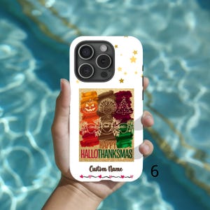 Puede incluir: Carcasa blanca para iPhone con fondo de purpurina dorada y un diseño colorido que incluye una calabaza, un pavo, un árbol de Navidad y tazas de café. El texto "Happy Hallothanksmas" está escrito en letras doradas de purpurina. La carcasa es personalizable con un nombre.