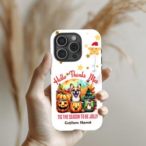 Puede incluir: Carcasa blanca para iPhone con un tema festivo de otoño y Acción de Gracias. Presenta un perro de dibujos animados con un gorro de Papá Noel, calabazas y el texto "Hello Thanks Mas Tis the Season to be Jolly Custom Name".