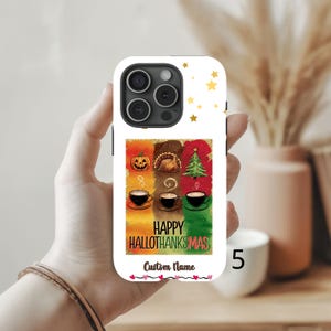 Puede incluir: Carcasa blanca para iPhone con un diseño colorido que presenta una calabaza, un pavo, un árbol de Navidad y tazas de café. El texto "Happy Hallothanksmas" está impreso en la carcasa, junto con las palabras "Custom Name".