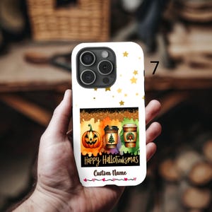 Puede incluir: Carcasa blanca para iPhone con fondo de purpurina dorada y un diseño de tres tazas de café con diseños de otoño. El texto "Happy Hallothanksmas" está impreso en la carcasa, junto con las palabras "Custom Name".