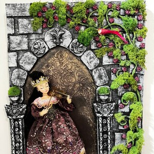 foto de uma boneca | princesa violinista | Sinfonia do Castelo | Foto de boneca vintage | Arte de parede retrô | Decoração de berçário | Boneca colecionável