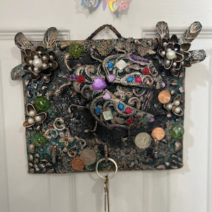 Beetle Elegance Key Holder / Organizador de llaves montado en la pared / Colgador de llaves / Decoración de entrada / Regalo para él / Accesorios para el hogar / Decoración de entrada