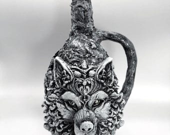 Wijnkaraf Wolf Sculpture: Mystical Beast Bar Decor