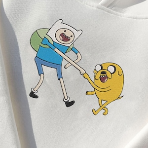 Sudadera con capucha bordada de Hora de aventuras: sudadera con capucha de Finn y Jake/ Prenda acogedora inspirada en dibujos animados/ Regalo perfecto para fanáticos de la animación y la aventura