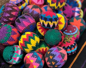 Sac de pieds multicolore en tricot à la main, balle anti-stress, boule de pétanque au crochet - Guatemala, jouets sensoriels pour la classe, jouets fidget, cadeaux de fête sportive