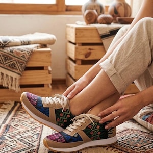 Handgjorda guatemalanska textilskor - Autentiska hantverksmässiga boho-sneakers - Färgglada etniska mönster - Unik present till henne