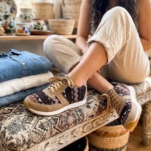 Handgjorda guatemalanska textilskor - Autentiska hantverksmässiga boho-sneakers - Färgglada etniska mönster - Unik present till henne