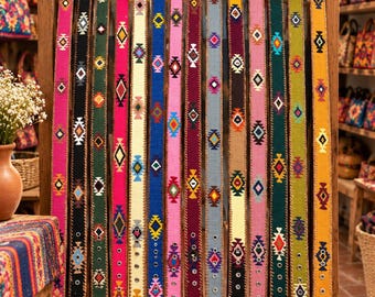 Handgefertigter Vollnarbenledergürtel, geometrisch bestickter Gürtel, kunstvoller Gürtel aus Guatemala, einzigartiges Ledergeschenk – Größe 34 – Unisex-Boho-Accessoire