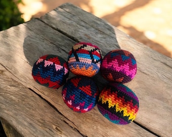 Hacky Sack all'uncinetto guatemalteco, idea regalo boho per la calza di Natale, sacco da trekking in cotone del commercio equo e solidale, giocattolo antistress tessuto a mano, regalo hippie colorato