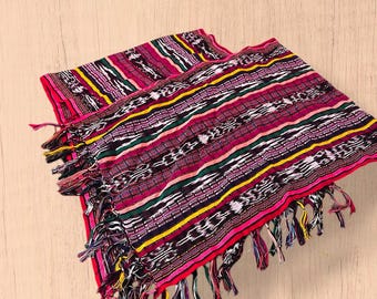 Poncho guatemalteco artesanal - Textil rosa (jaspe) - Capa bohemia para adulto con flecos - Prenda artesanal de talla única