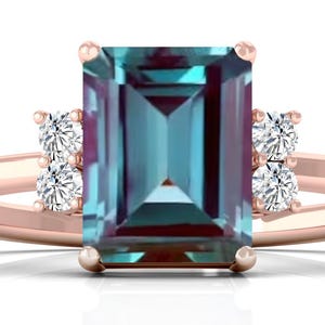 Anillo de compromiso de alejandrita de talla esmeralda con detalles de moissanita marquesa en plata de ley 925.