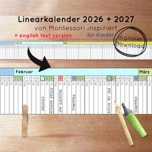 Könnte beinhalten: Ein linearer Kalender für 2026 und 2027 mit deutschem Text wie 'Februar', 'März' und handschriftlichen Notizen wie 'Bibliothek' und 'Schwimmen'. Das Design enthält ein Label für digitalen Download, eine Holzklammer, einen Bleistift und einen grünen Textmarker.