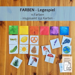 Op de afbeelding: Op een houten tafel ligt een kleurenmatchspel met 11 kleuren en 132 kaarten. Elke kleur heeft een bijpassende afbeelding, waaronder een sprinkhaan, een citroen, een pretzel en een paddenstoel. Het spel is een digitale download.
