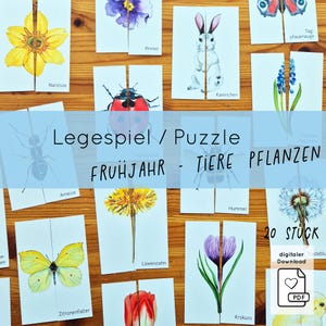 以下が含まれることがあります： 黒い持ち手と「But First, Coffee」のテキストが太字の黒でプリントされた白いセラミックマグ。マグカップはぼやけた背景に置かれています。マグカップの高さは約10cmです。