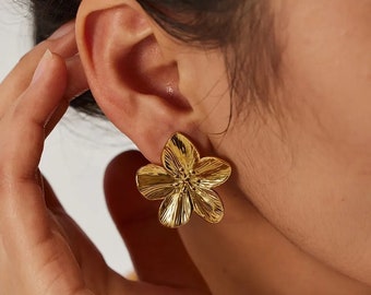 Bloem gouden oorbel van CharmJewelCo, statement oorbellen, gouden oorknopjes, damescadeau - ER105