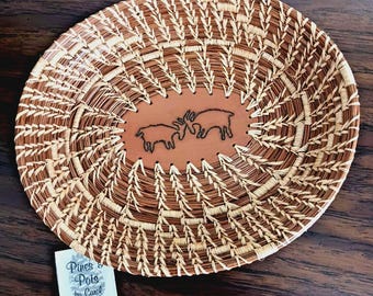 Cesto vintage intrecciato a mano con aghi di pino e inserti in pelle.