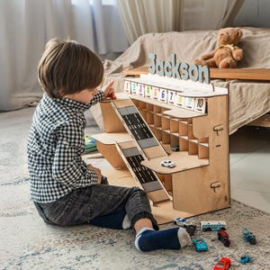 Hölzerne Spielzeugauto-Garage für Kinder, personalisierte Organizer mit Zahlen zum Lernen, Lerngeschenkidee, Auto-Aufbewahrungsregal, Kinderzimmerdekor
