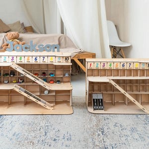 Hölzerne Spielzeugauto-Garage, personalisierte Kinderauto-Lagerung, große Spielzeuggarage, Geburtstagsgeschenk für Kleinkindjungen 5 Jahre alt