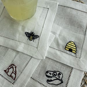 Utah Stickerei Leinen Untersetzer Set mit 4 weißen Hohlsaum Cocktail Serviette 15,2 cm x 15,2 cm gesticktes Design Wiederverwendbare Untersetzer Barwagen Getränkezubehör