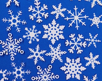 40 copos de nieve navideños de papel blanco troquelado, ideales para hacer tarjetas y álbumes de recortes.