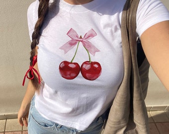 Camiseta de bebé Cherry Coquette Top Art Graphic Tee Gift Idea Cherry Ribbon estética de moda Y2K Baby Tee Pink Ribbon Shirt 90s Tee para mujeres
