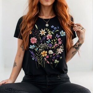 Camiseta Cottagecore Vintage Boho Naturaleza Flores Silvestres Camisa Camiseta botánica Camisa Amante de la naturaleza Idea de regalo Camiseta de flores de acuarela Black