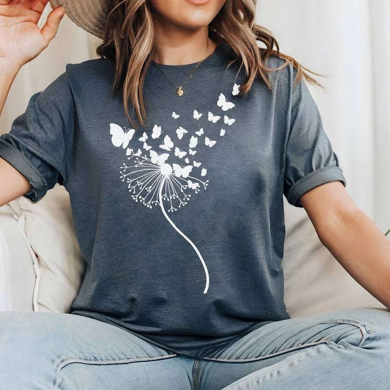 T-Shirt Schmetterlinge weiß Löwenzahn Floral Boho botanisches T-Shirt Wildblumen Minimlist Naturliebhaber Geschenkidee T-Shirt Unisex T-Shirt Heather navy