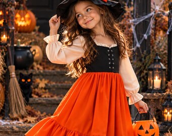 Puede incluir: Un sombrero de bruja negro con cinta naranja y follaje seco, junto a un vestido con corpiño negro con encaje, mangas largas color crema y falda naranja amplia con dobladillo con volantes, usado con botas y medias de color negro.
