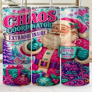 Könnte beinhalten: Ein zylindrischer Becher mit einer Grafik vom Weihnachtsmann, der eine türkisfarbene Tasse mit dem Text Fueled by COFFEE & CHRISTMAS CHEER hält. Das Design enthält den Text CHAOS COORDINATOR EXTRAORDINAIRE, Geschenke, eine Winterlandschaft und rosa Schnörkel.
