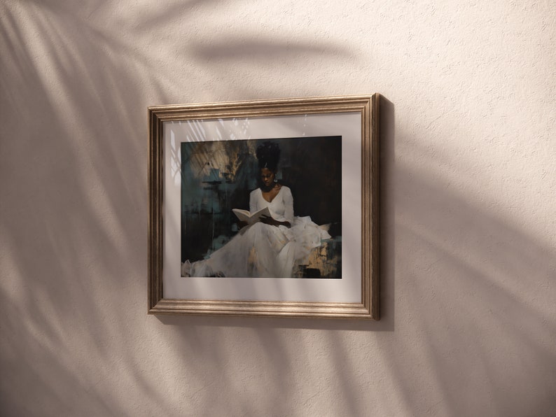 以下が含まれることがあります： 白いドレスを着た女性が本を読んでいる絵画が額装されています。絵画は、青と白のヒントが加えられた暗い背景に描かれています。