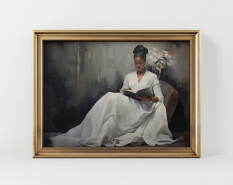 Peut inclure: Une peinture encadrée d'une femme en robe blanche assise sur une chaise et lisant un livre. L'arrière-plan est gris foncé avec un arrangement de fleurs blanches.