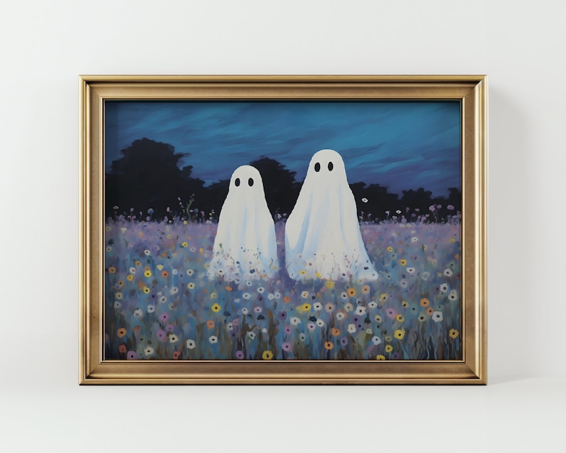 Op de afbeelding: Een ingelijst schilderij van twee witte geesten die in een veld met paarse, blauwe en gele bloemen staan. De achtergrond is een donkerblauwe lucht met een paar wolken.