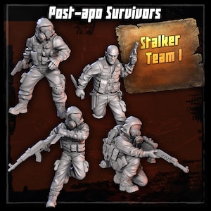 Puede incluir: Cuatro figuras de plástico gris de supervivientes postapocalípticos que llevan máscaras de gas y armas. Las figuras están en poses de acción. El texto "Stalker Team I" es visible en un cartel detrás de las figuras.